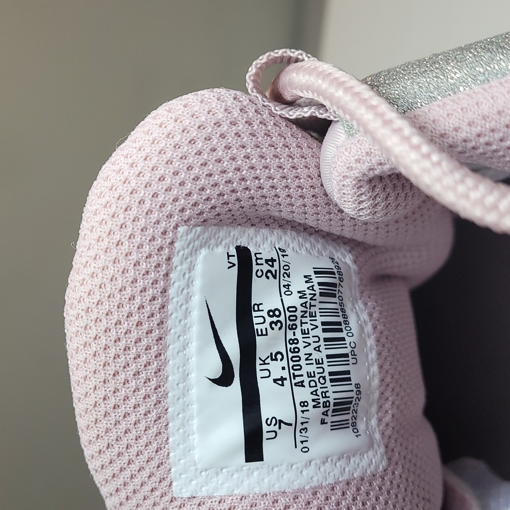 Nike Women’s Air Max 95 Sneakers in Light Lavender with Silver Glitter - Picture 8 of 8